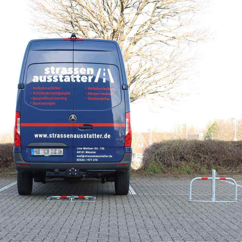 Parkplatzsperre umlegbar mit Bodenplatte und Profilzylinderschloss, 800 mm Breite – Bild 7