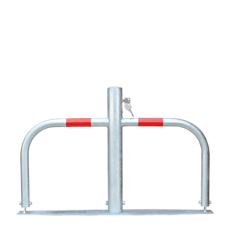 Parkplatzsperre umlegbar mit Bodenplatte und Profilzylinderschloss, 800 mm Breite