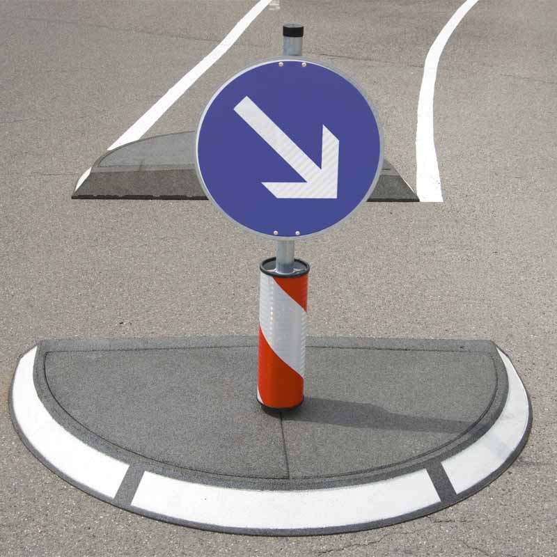 Verkehrsinsel Gamma aus Gummigranulat, 2 Innenteile mit Ø 60 mm Aussparung, 1 Außenring